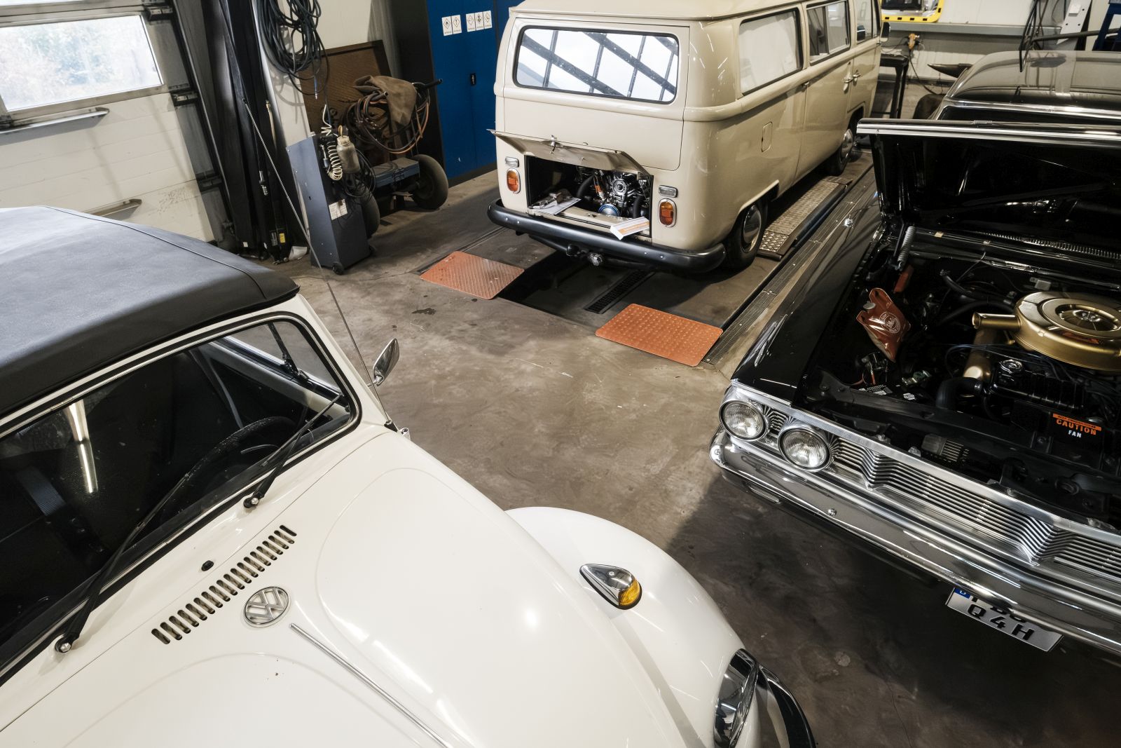 Bild von Oldtimern in der Werkstatt