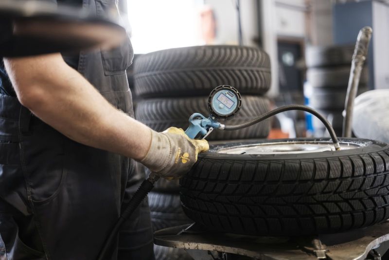Reifendruck wird geprüft